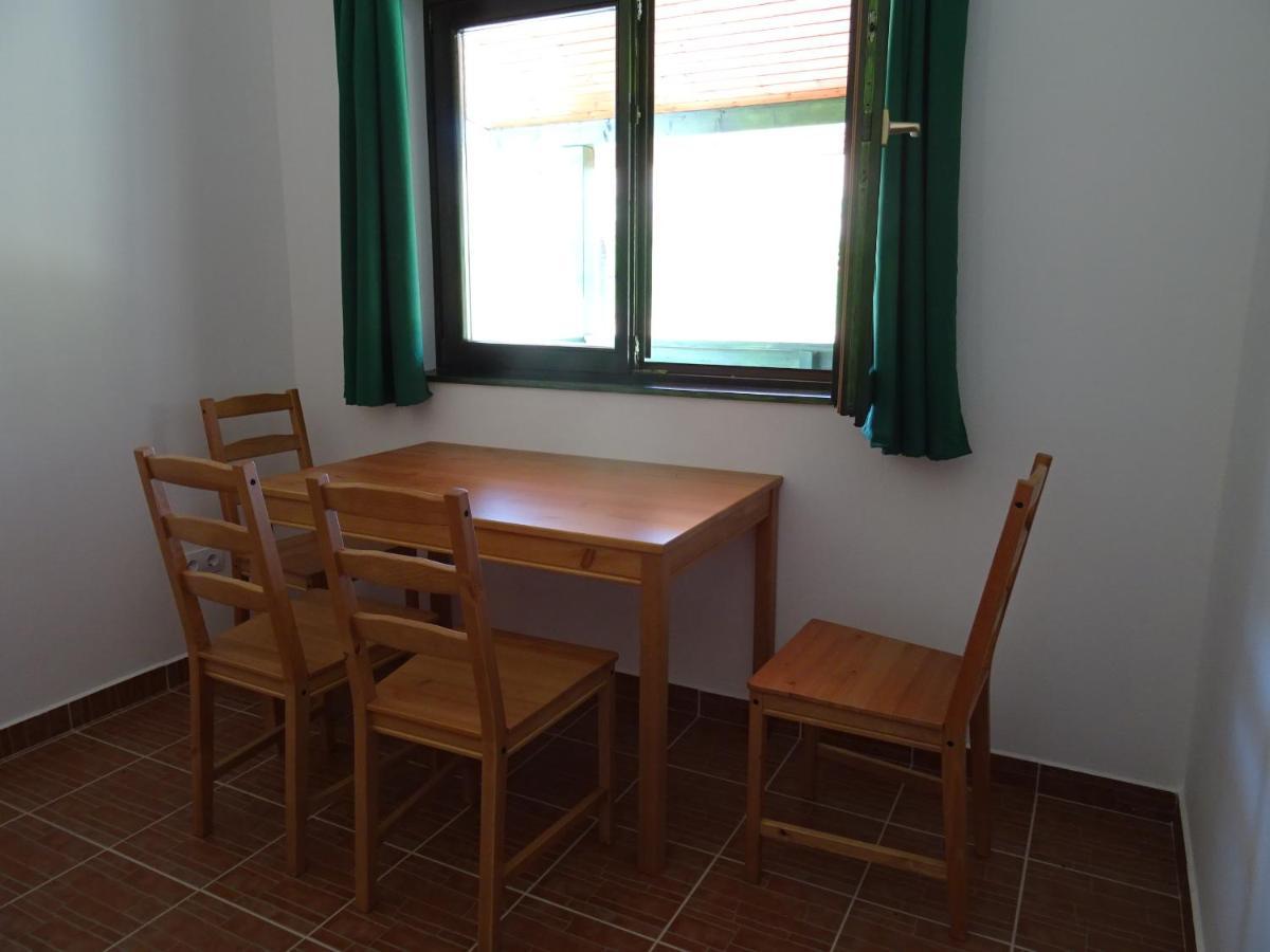 Kisrejtek Apartmanhaz Lispeszentadorjan Bagian luar foto