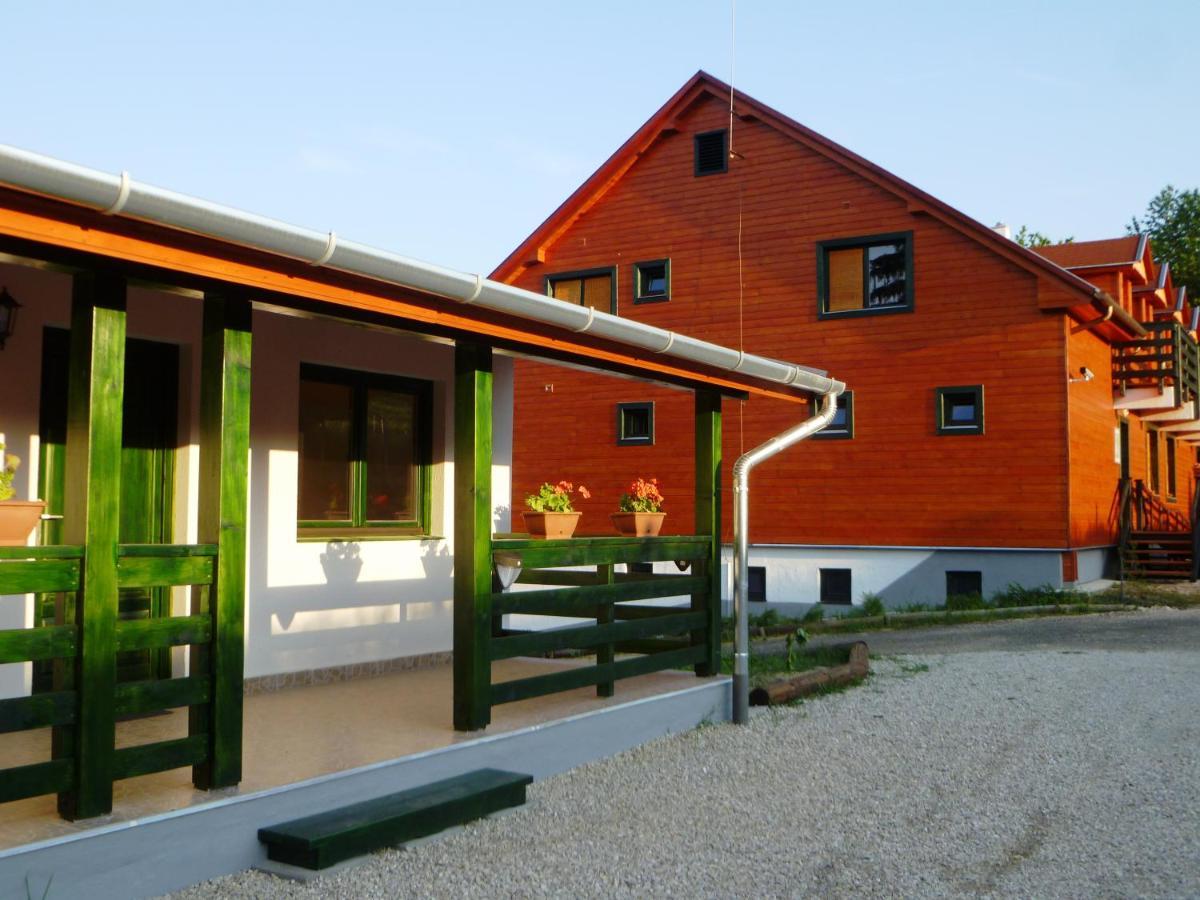 Kisrejtek Apartmanhaz Lispeszentadorjan Bagian luar foto