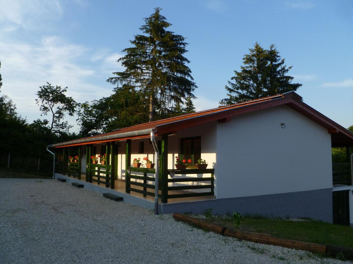 Kisrejtek Apartmanhaz Lispeszentadorjan Bagian luar foto